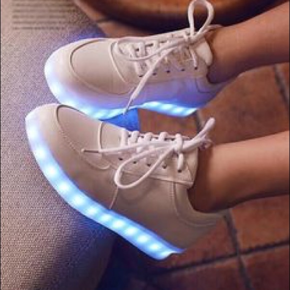 LED LIGHTS UP LOW TOP SHOES- ONLY WOMEN SIZE 11 - Picture 3 of 4