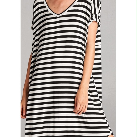 V-neck dress with side slits - Picture 2 of 2