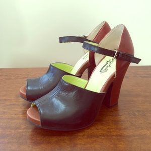 Brown and black heel by Seychelles size 6, new