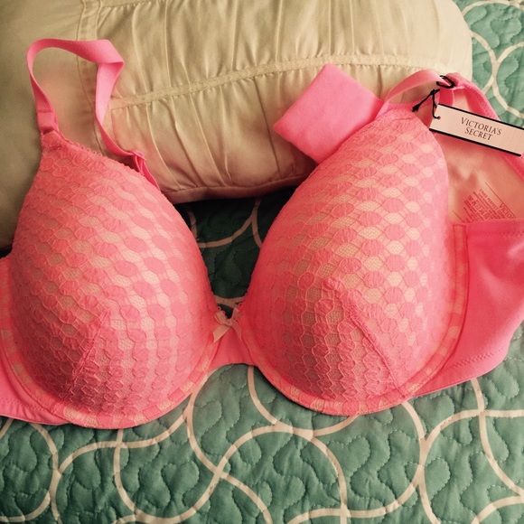 Victoria Secret Bra Size 40D. Must sell
