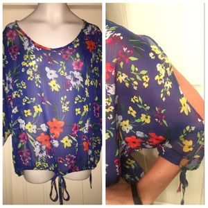 Old navy size large floral shirt 🌸🌺