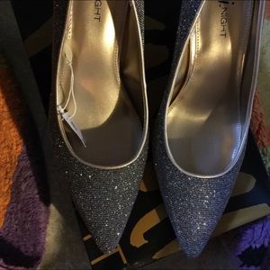 GORGEOUS SZ 11 glitter pumps. 2.5 in heel