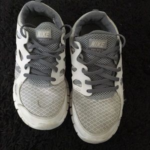 White and grey Nike free run 4.0 size 5.5 in kids
