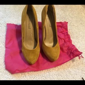 NWOT Mustard faux suede pumps