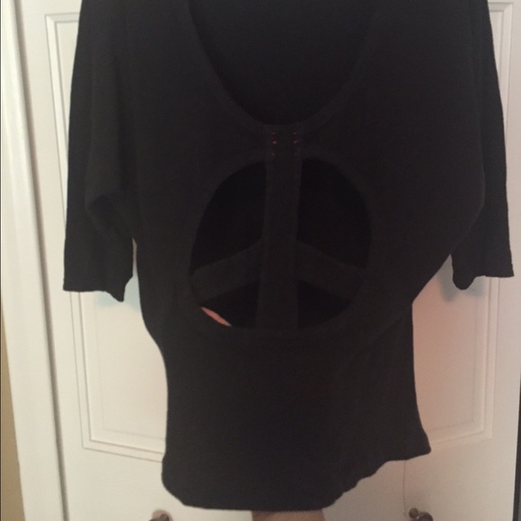 Cute black tee with low back and cut out ✌🏻sign