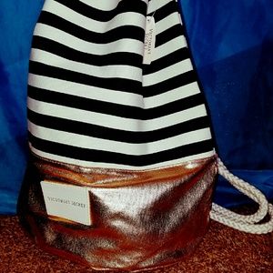 SOLD !!🌴Brand  new victoria's  secret tote 🌴