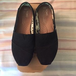 Toms . Black