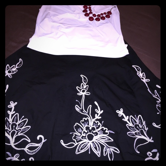Black w/off white appliqué full skirt size 6