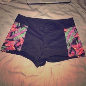 Sofia Vergara size 7 shorts with floral design