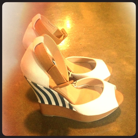 Wedge heels - Picture 1 of 3
