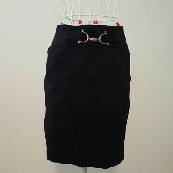 Cache skirt, it does stretch form fitting.