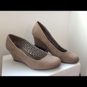 6W Tan/Gray Wedge Pumps