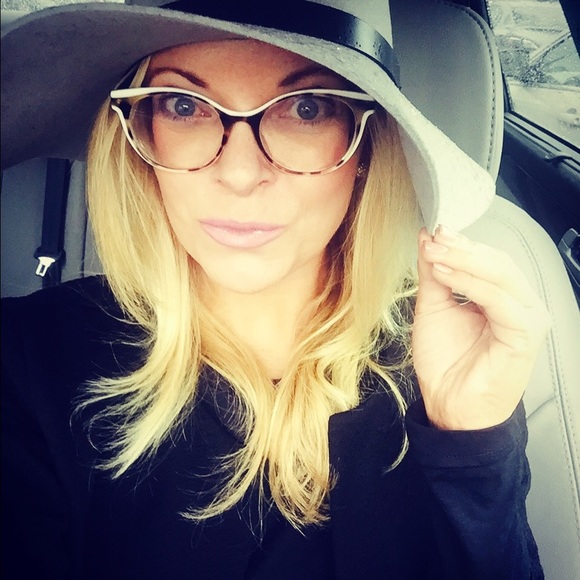 Meet your Posher, Monet - Picture 2 of 3