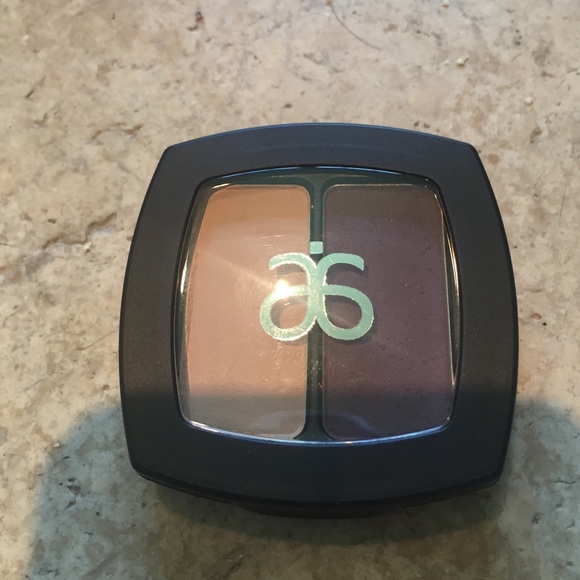 Arbonne eye shadow Suede/Cabernet