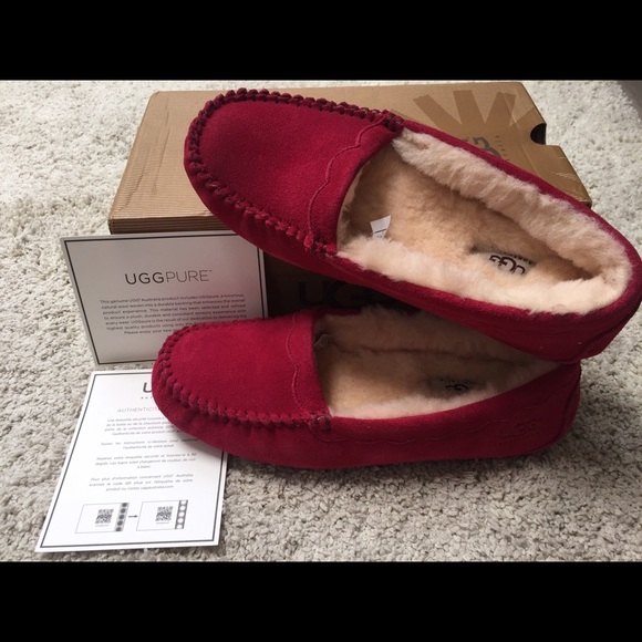 Ugg  BURGANDY WINE size 8 slippers