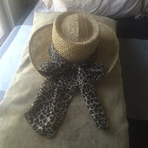 Hat with leopard print