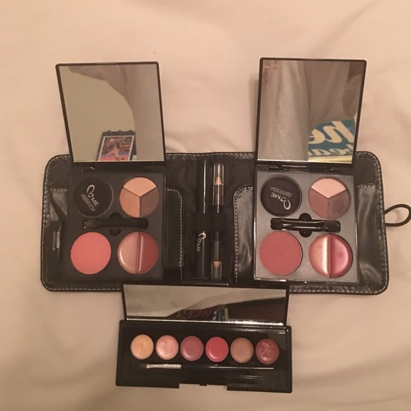 Makeup Kit - Picture 1 of 3