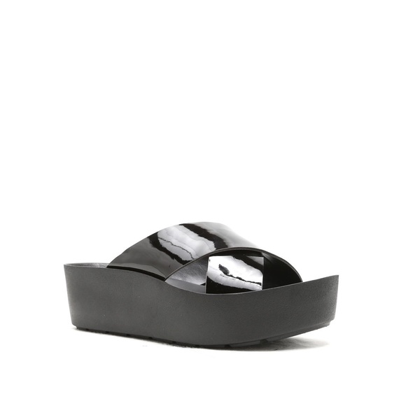 New!! Cupid Court Platform Sandals - Picture 2 of 4