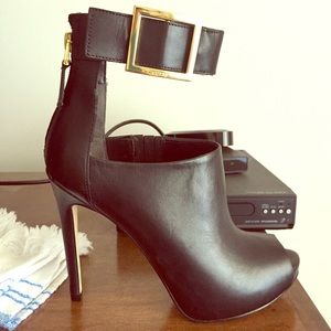 Guess heels (Brand new!)