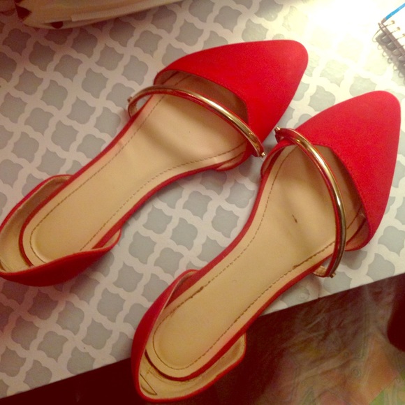 Lovely red pointy toe w/gold accent