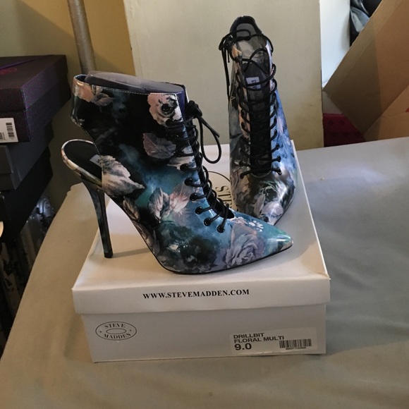 These floral multi print shoes are HAUTE - Picture 2 of 4