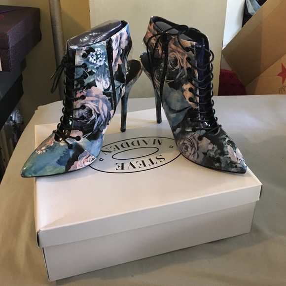These floral multi print shoes are HAUTE - Picture 3 of 4