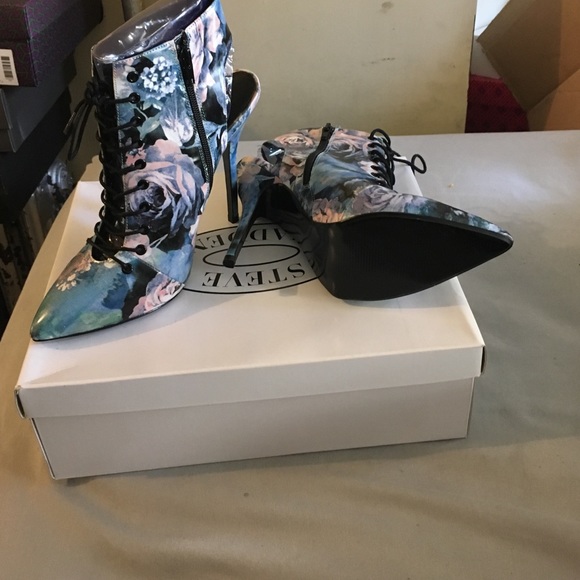 These floral multi print shoes are HAUTE - Picture 4 of 4