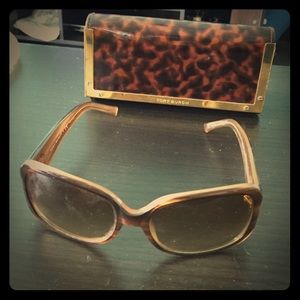 Caramel colored classic Tory burch sunglasses NEW