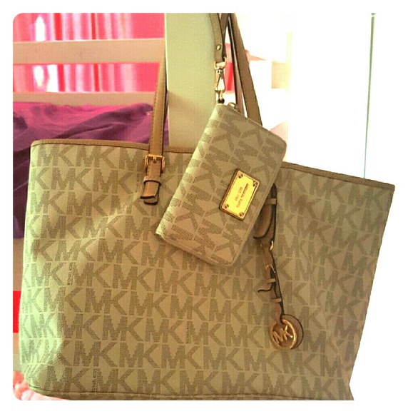 Micheal kors jet set tote wristlet set vanilla