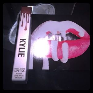 Kylie lipstick color reign
