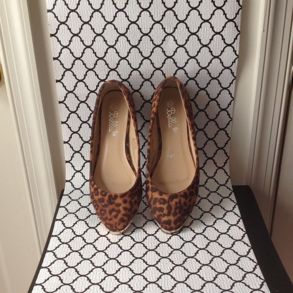 Cute leopard print black and brown flats. Size 7.