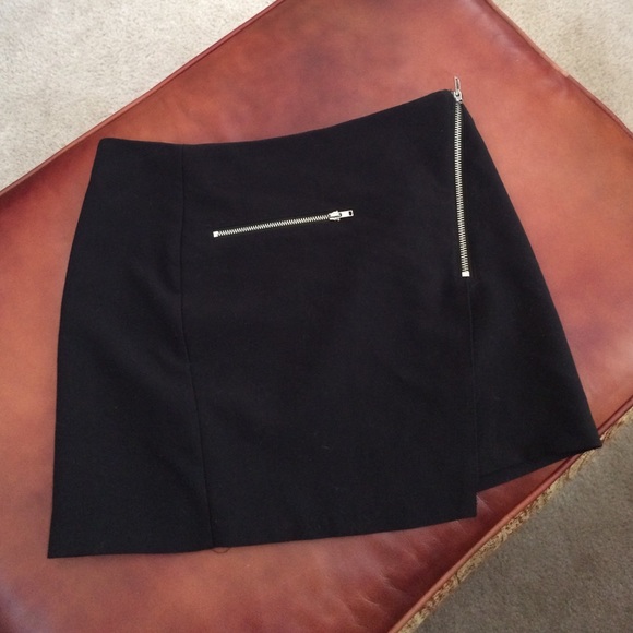 Divided mini skirt