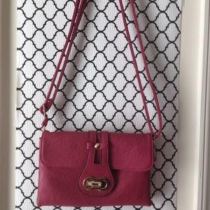 Cute fuschia shoulder bag perfect for summer!