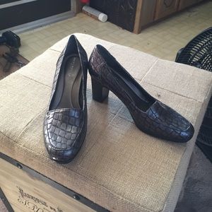 Easy Spirit grey pumps