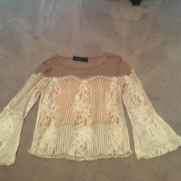 Akira lace crop