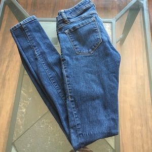 Size 3, skinny jeans !