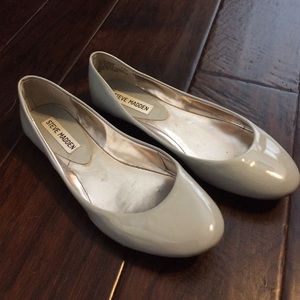 Like NEW! Steve Madden grey patent flats