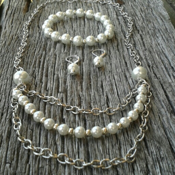Necklace, bracelet and earring set