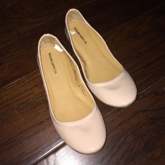 Brand new! Nude patent flats