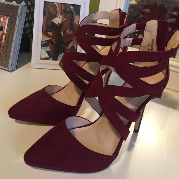 Shoes - Maroon pumps