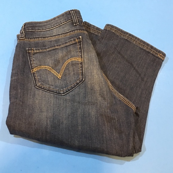 Levis capris