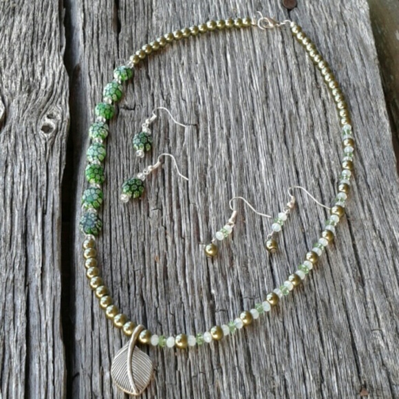 Necklace and two sets of earrings - Picture 2 of 4