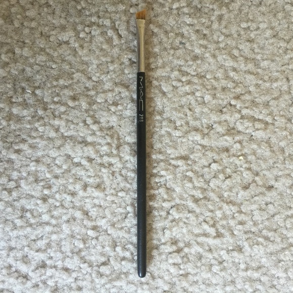 Mac 208 make up brush