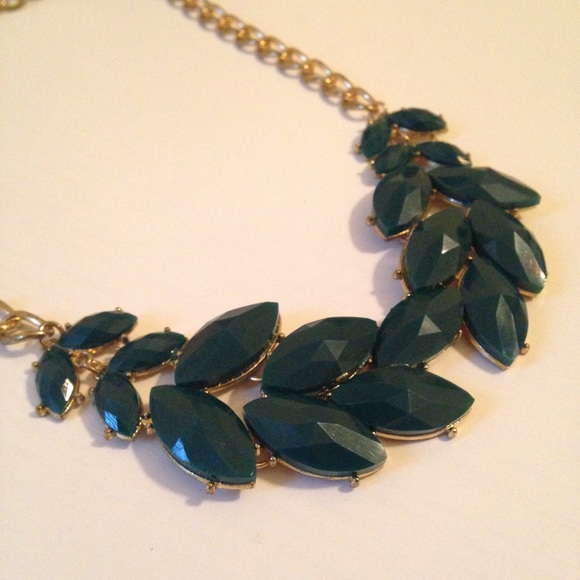 Beautiful emerald statement necklace