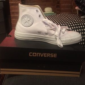 never worn converse- Size women's 7 men's 5