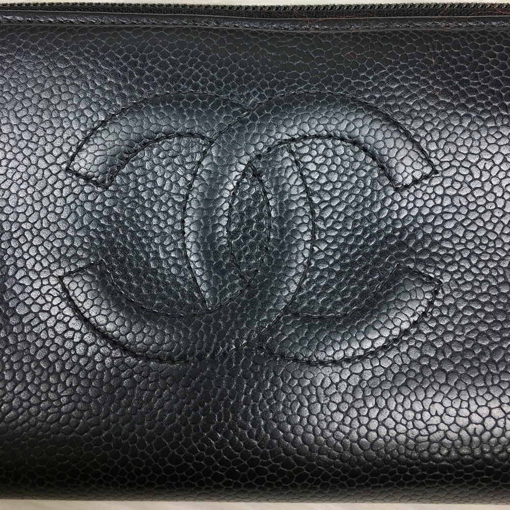 ๐ SOLD ๐ CHANEL Caviar Zip Wallet - Picture 2 of 6