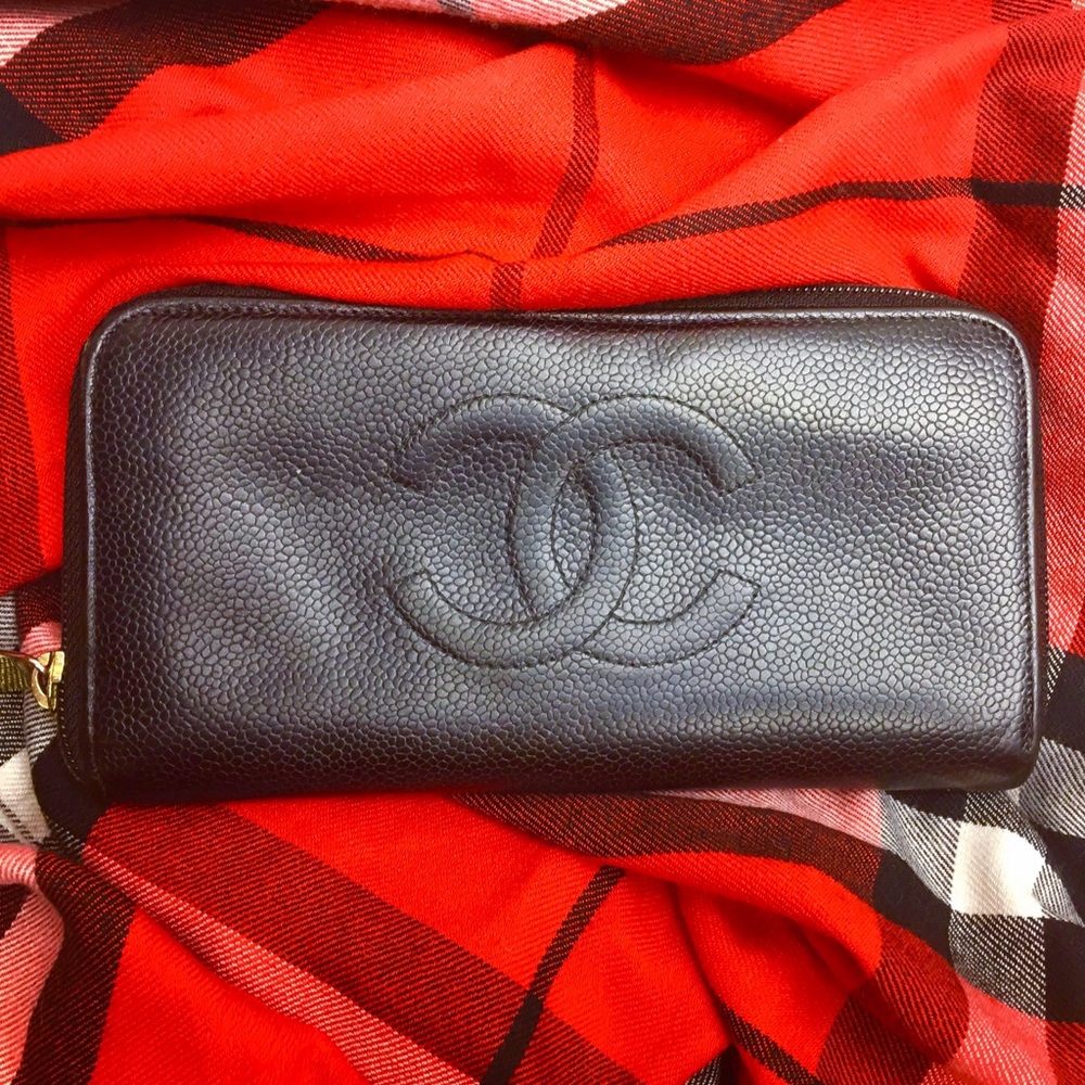 ๐ SOLD ๐ CHANEL Caviar Zip Wallet - Picture 1 of 6