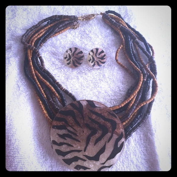 Leopard Necklace set w matching clip earrings...