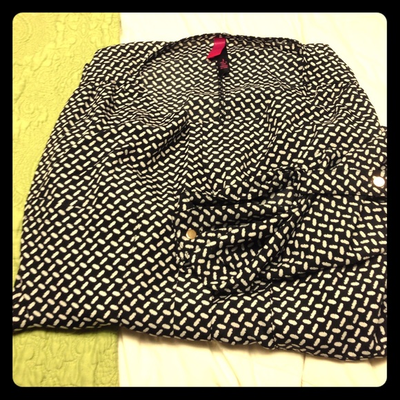 Pure Energy button up black and white blouse!