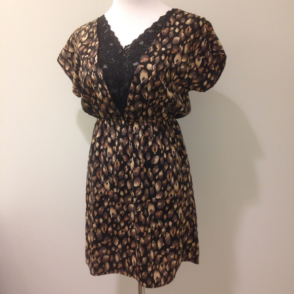 Dress with sexy lace v-neck - Picture 2 of 4